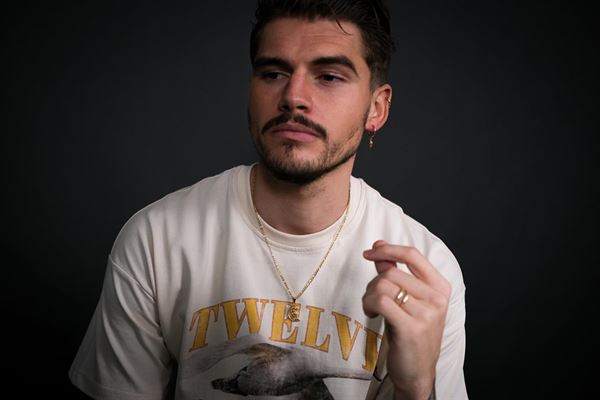 Mænd kan også udtrykke deres personlighed med øreringe: En hobby i stærk vækst